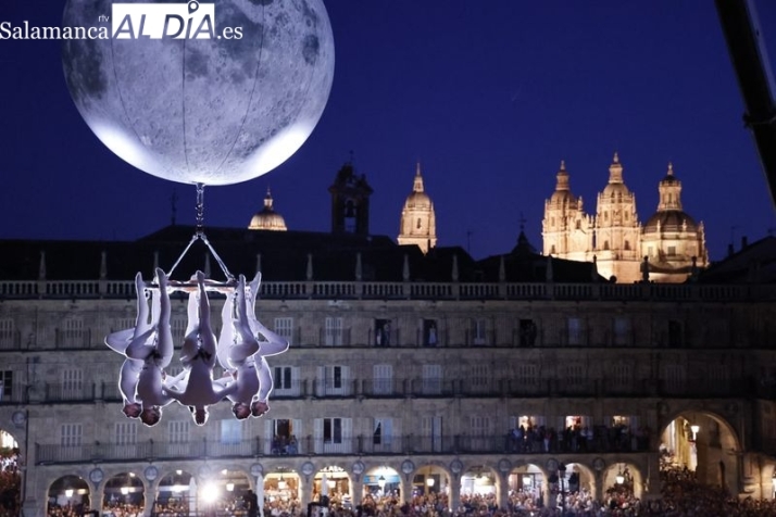 ‘SYLPHES’ hipnotiza a una abarrotada Plaza Mayor 