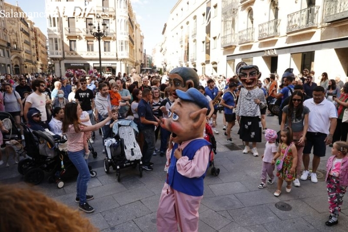 Los cabezudos llenan de alegría, color y ritmo el centro de Salamanca
