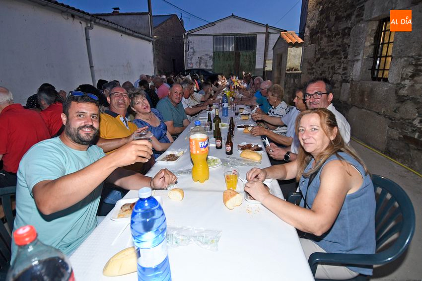 Villar de la Yegua se reúne en torno a la mesa para celebrar San Juan