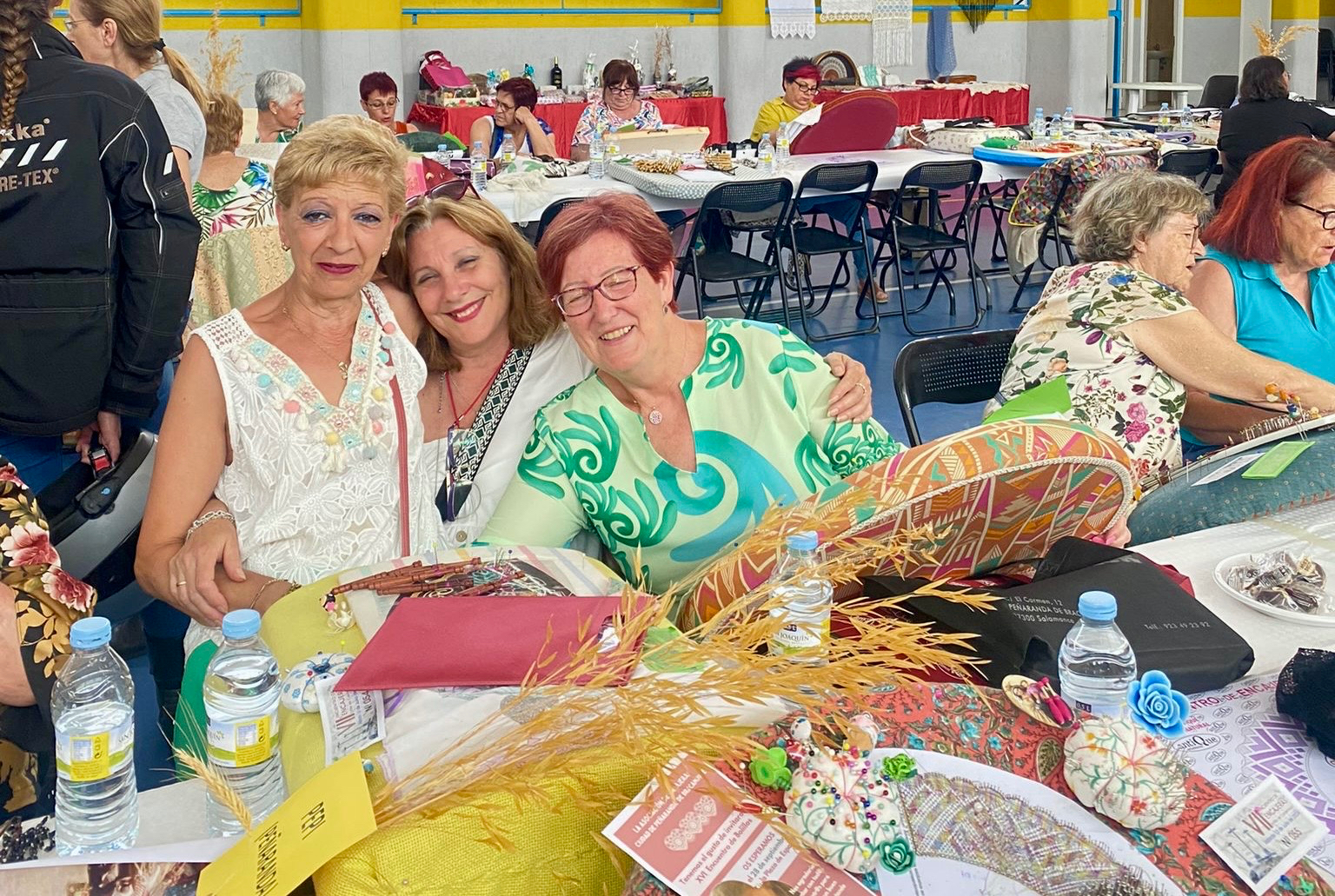 Las encajeras peñarandinas muestran su habilidad y creaciones en el gran encuentro de Cardeñosa