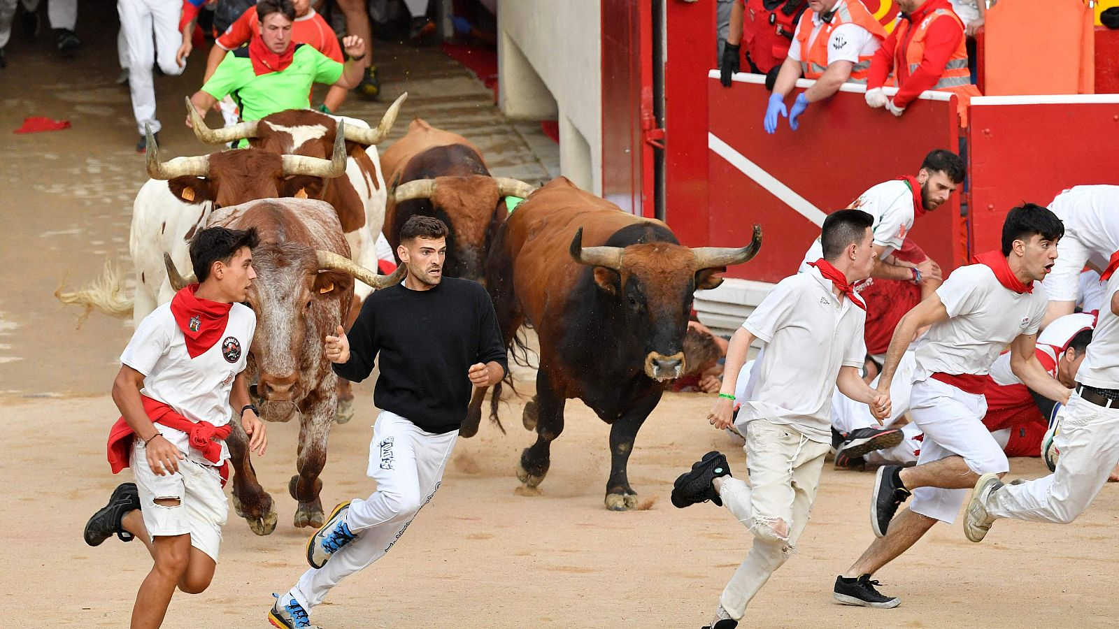 Seis heridos tras el último encierro de las fiestas de San Fermín, ninguno por asta