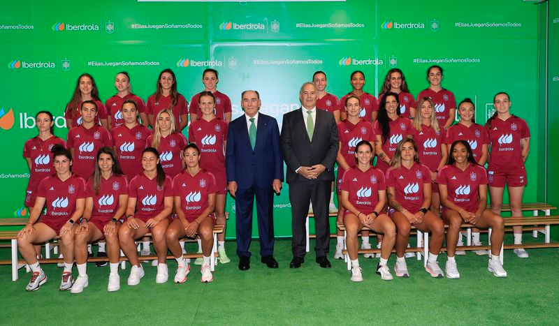 El salmantino Ignacio Galán visita a la selección femenina de fútbol antes de la Olimpiada 