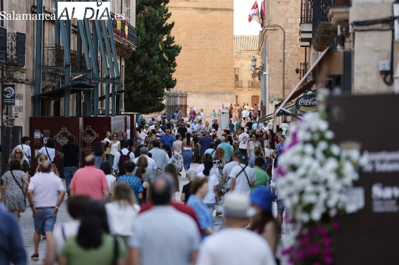 Los salmantinos aprovechan el calor y se dan cita en las terrazas del centro este fin de semana