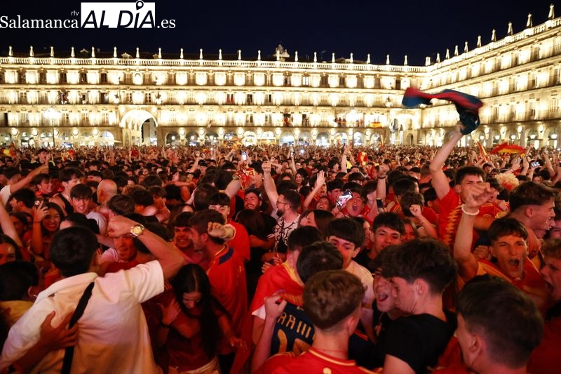 ¡¡Salamanca celebra eufórica la Eurocopa ganada por España en una abarrotada Plaza Mayor!!