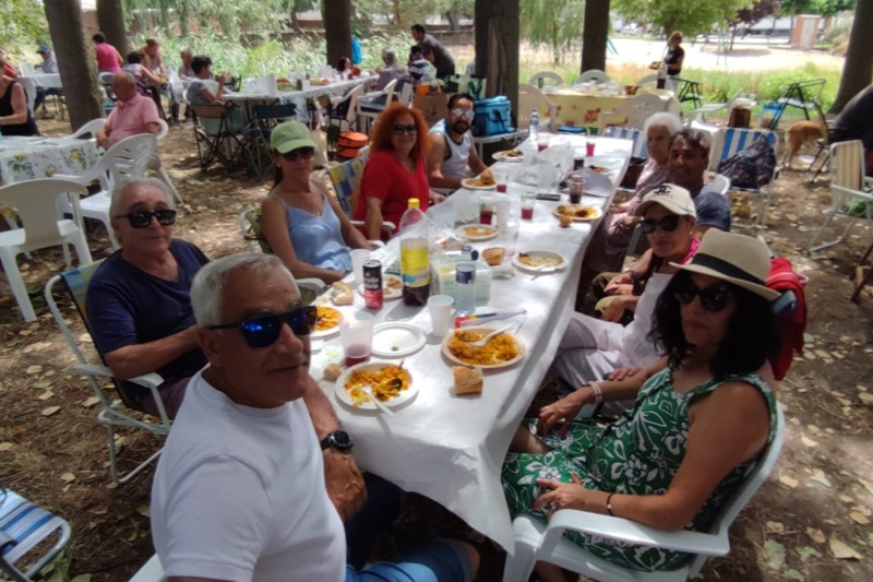 Mil raciones de paella y no poca diversión para decir adiós a las fiestas patronales en Santiago de la Puebla