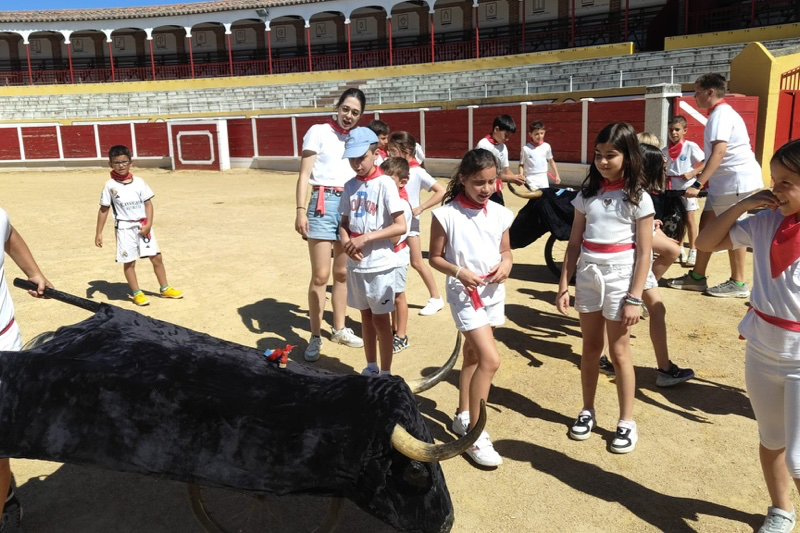 Diversión y carreras protagonizan el animado encierro infantil de San Fermin en los campamentos de verano del CID