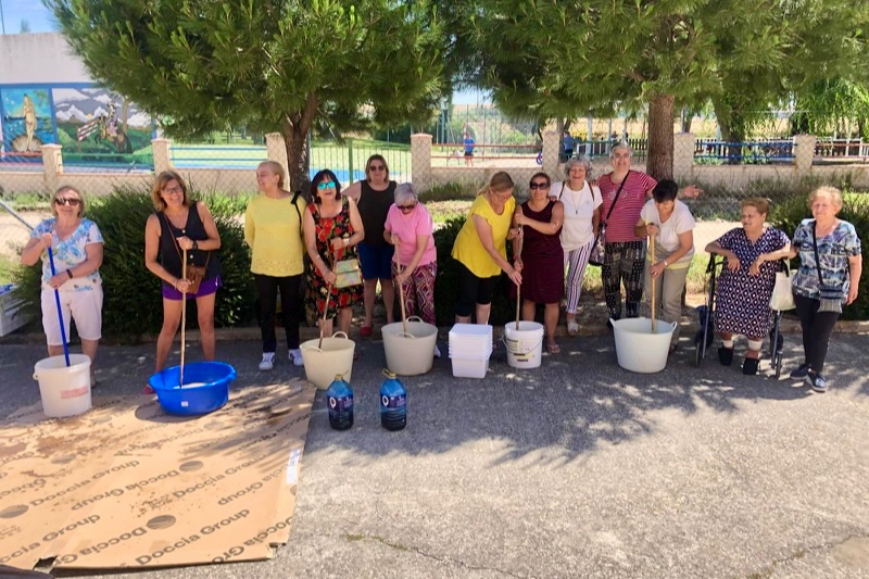 Las mujeres de Bóveda se ponen ‘manos a la obra’ para recuperar la tradición de crear el autentico jabón de la abuela