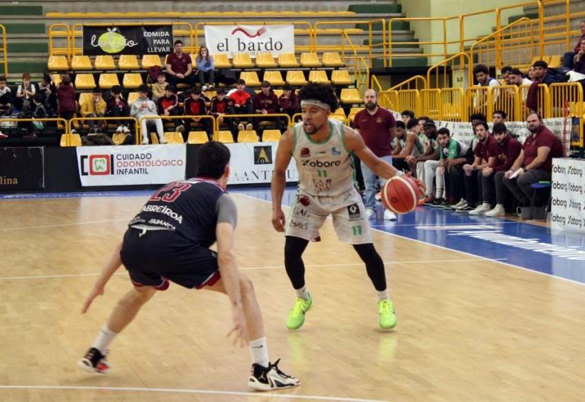 La dinamita exterior de Ayo Akinwole sigue en el Perfumerías Avenida Xoborg