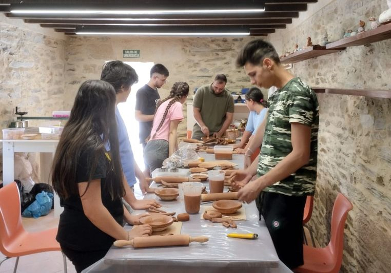 Finaliza el taller de alfarería del programa Alba Joven