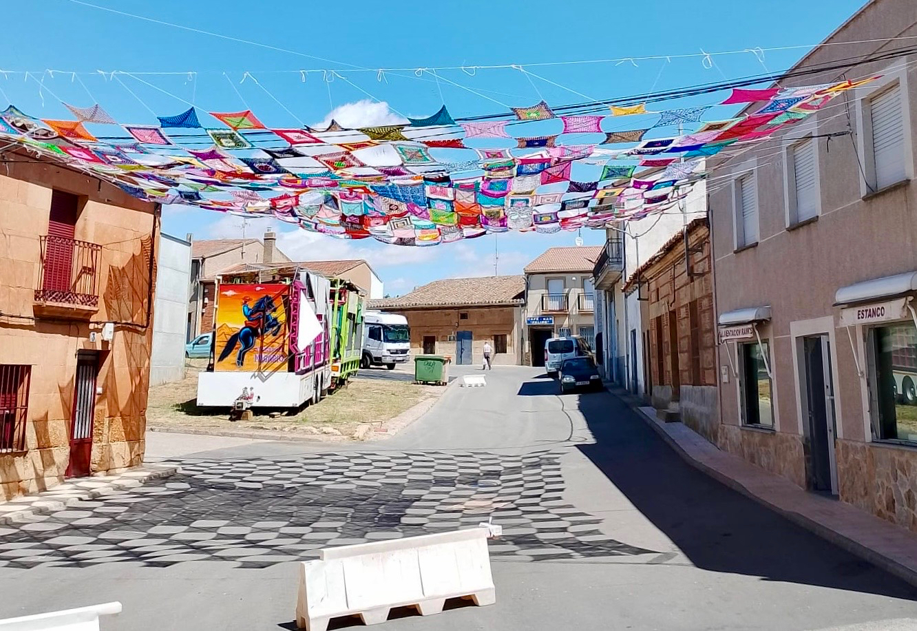 Manos amigas y solidaridad vecinal logran tejer una gran red de sombra en Villoruela