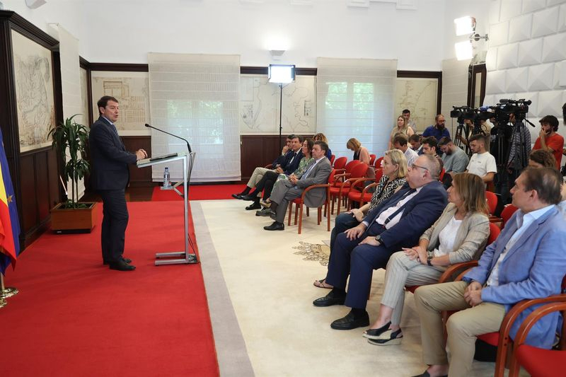 Mañueco mantiene Santonja en Cultura y cesa a los consejeros de Industria y Agricultura