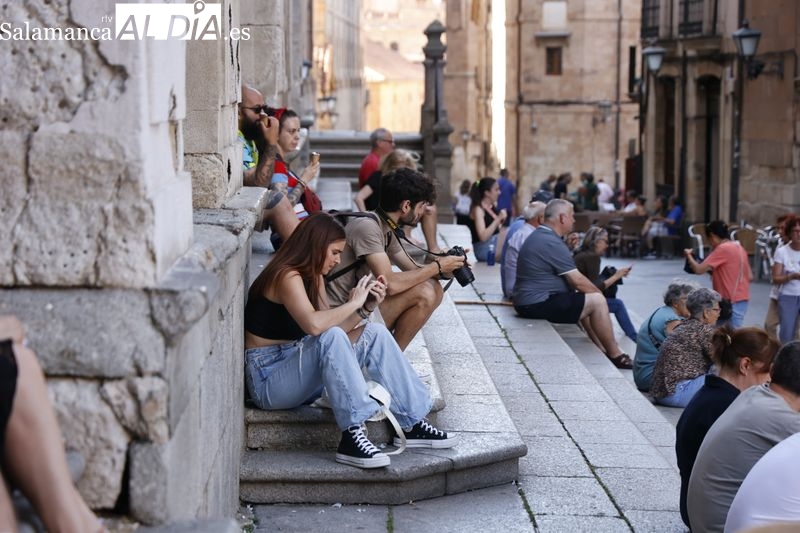 Salmantinos y turistas se refugian del calor entre las sombras del casco históricos