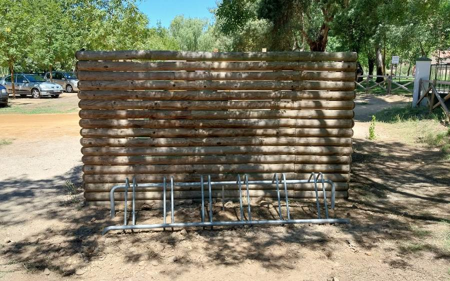 Instalado un aparcabicis en las inmediaciones de la presa de La Pesquera