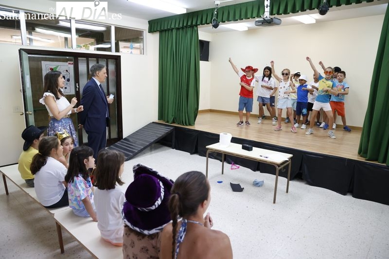 El alcalde se lo pasa bien con los participantes del programa Apúntate al Verano