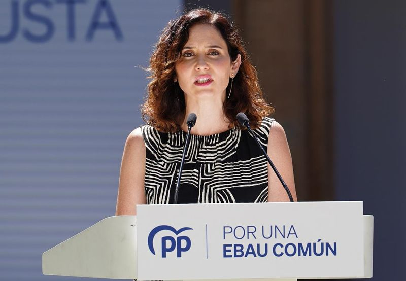 Ayuso dice que Sánchez tiene la cara muy dura y es una montaña gigantesca de fango