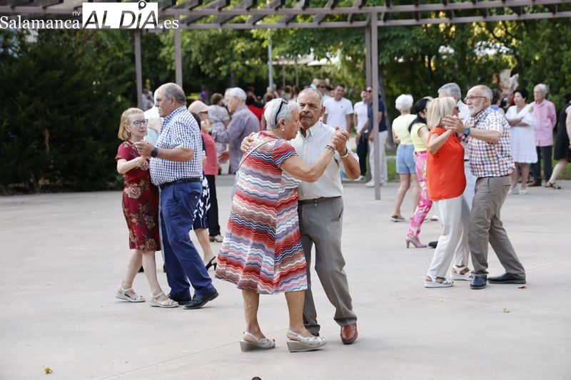 Los mayores disfrutan con los Bailes de Verano en el parque de los Jesuitas