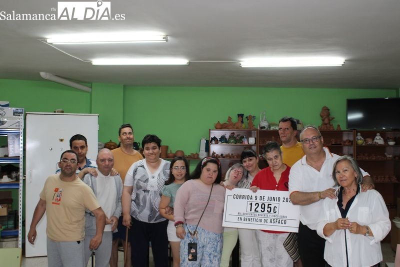 ASFACO recibe 1295 euros recaudados del festejo internacional de rejones