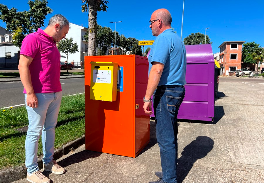 Adosados buzones de recogida de pilas a los contenedores de aceite y ropa 