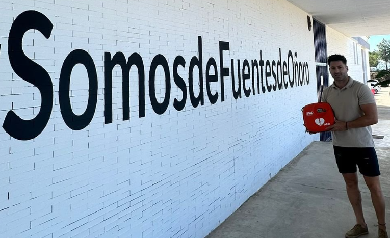 Fuentes de Oñoro dota de desfibriladores a sus instalaciones deportivas