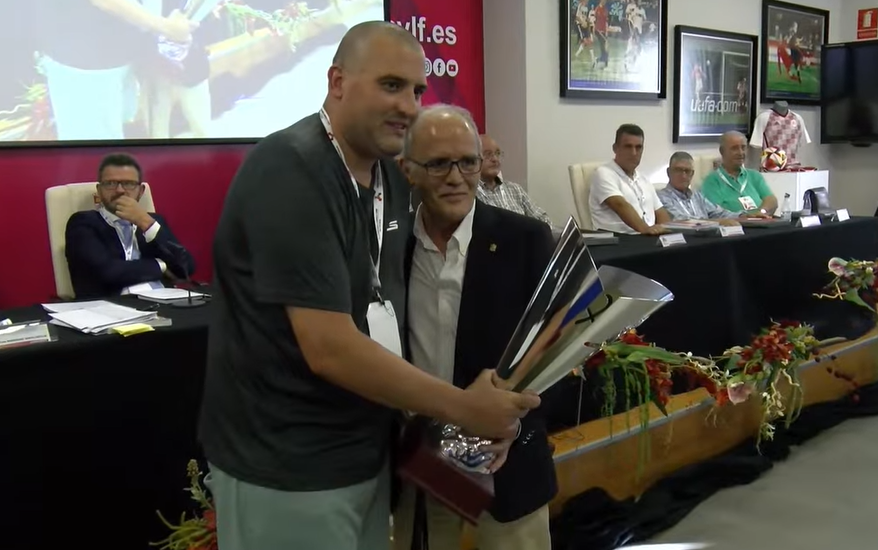 Aris Marcos recoge la copa de campeón de Regional del Ciudad Rodrigo CF	