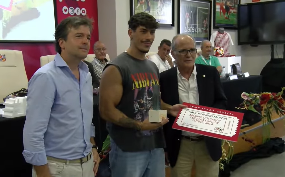 Raúl Herrero recibe el trofeo de Pichichi de la temporada 2023/2024