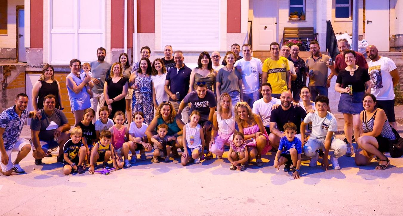Los vecinos del Fortín de Castaños celebran su encuentro anual en torno a la mesa