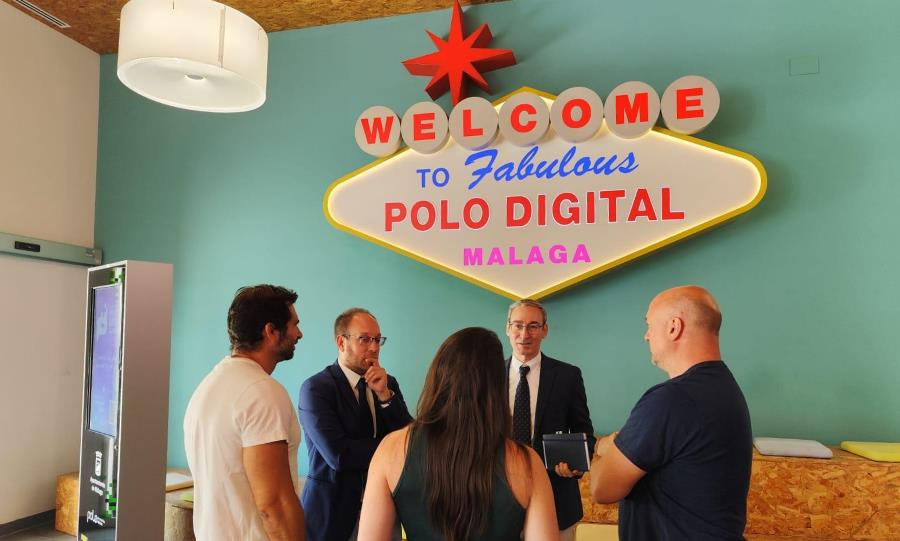 Marcos Iglesias conoce el ‘Polo Nacional de Contenidos Digitales’ y el Centro de Cultura ‘La Térmica’