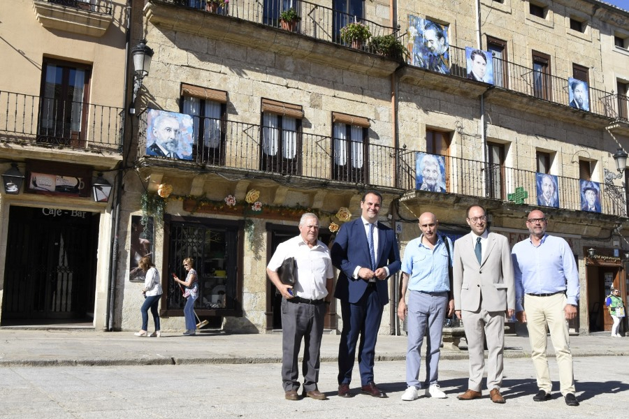 Florencio Maíllo visita la exposición de su autoría desplegada en la Plaza Mayor mirobrigense