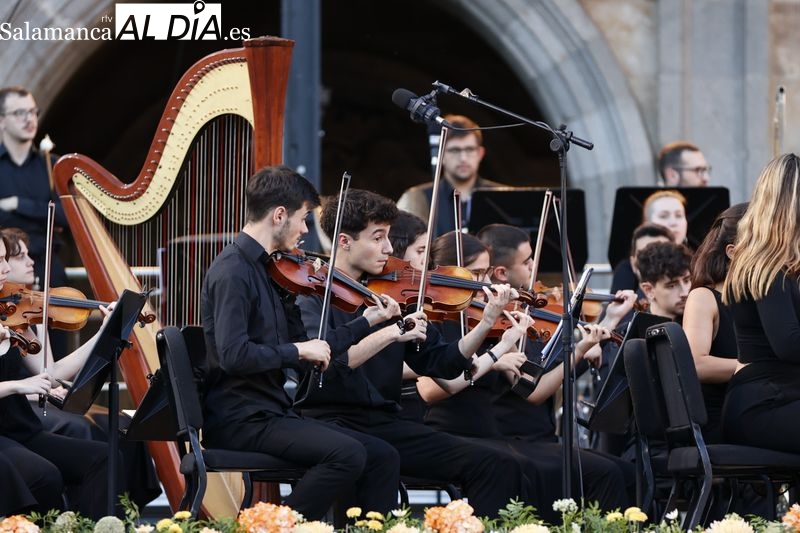 Los acordes de Purcell y Monteverdi inundan la Plaza Mayor gracias a la Orquesta Sinfónica de CyL Joven 