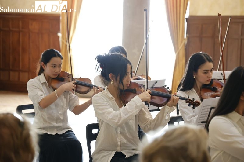 Emoción en el Casino durante el concierto del Coro y la Orquesta de cámara King Edward VI High School for Girls