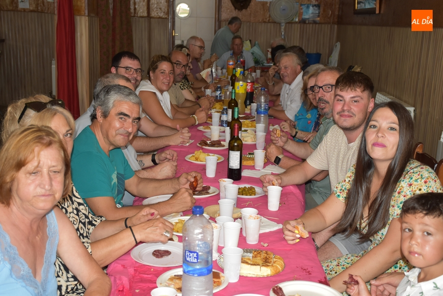 Santa Ana cierra sus fiestas veraniegas en torno a la mesa