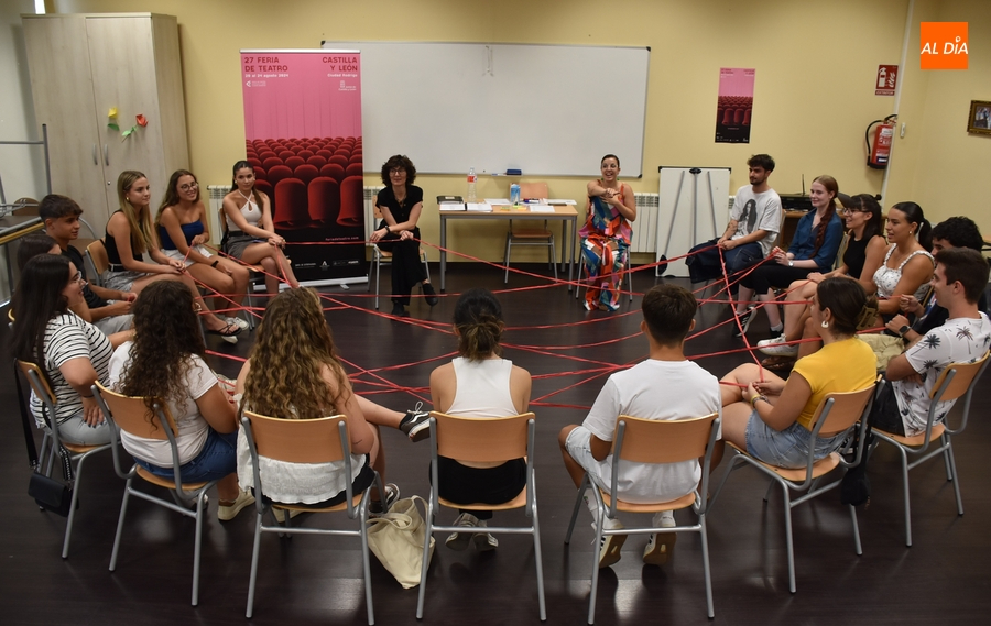 Los jóvenes que ejercerán como monitores del Divierteatro comienzan su formación