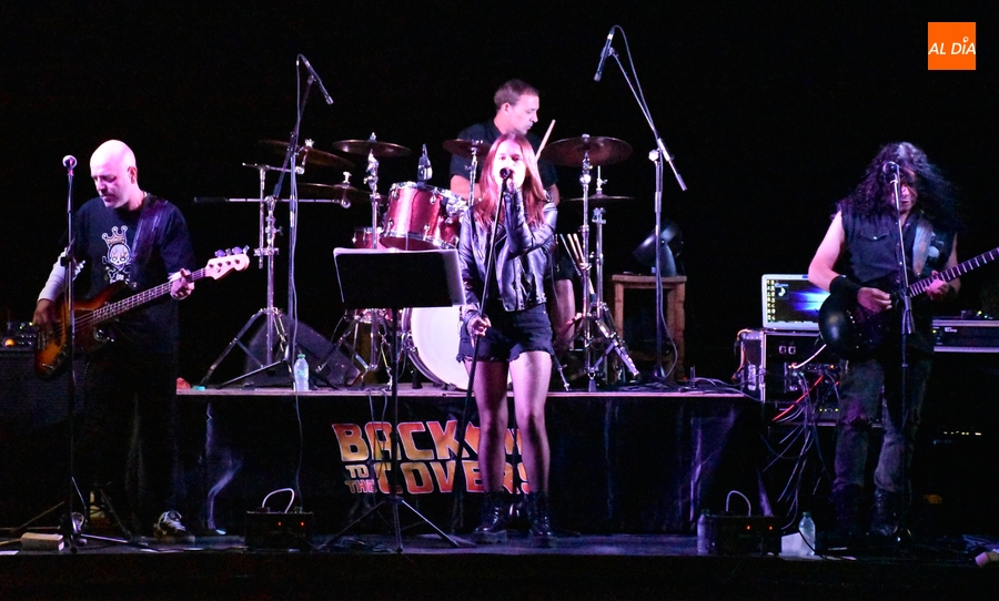 El enérgico pop-rock de Back to the Covers guía la noche sabatina en Ciudad Rodrigo
