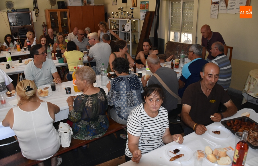 Los vecinos de la Avenida de España y Casas de Martín Báez cierran sus fiestas en torno a la mesa