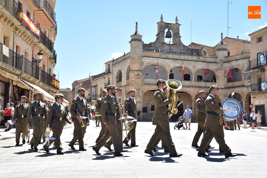 La Banda de Guerra del REI Nº11 toca de forma itinerante por el centro histórico