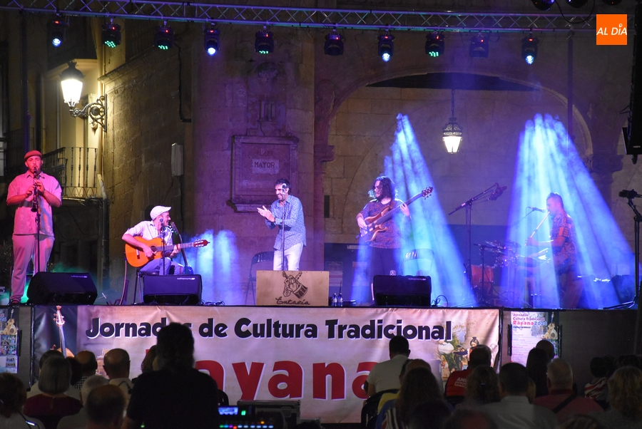 Entavía inaugura las veladas musicales rayanas en la Plaza Mayor mirobrigense