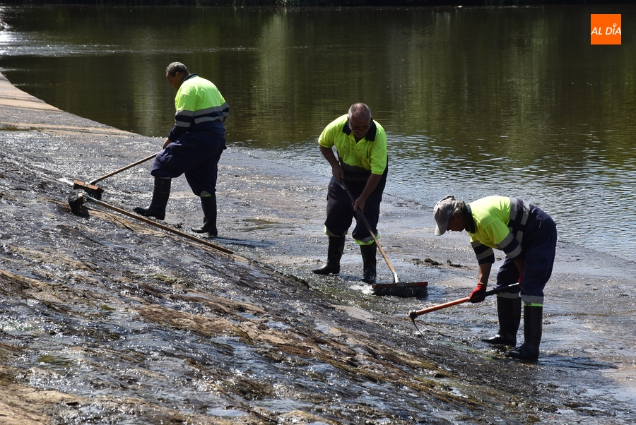 Retirado el verdín de la presa de La Pesquera para reducir el riesgo de resbalones