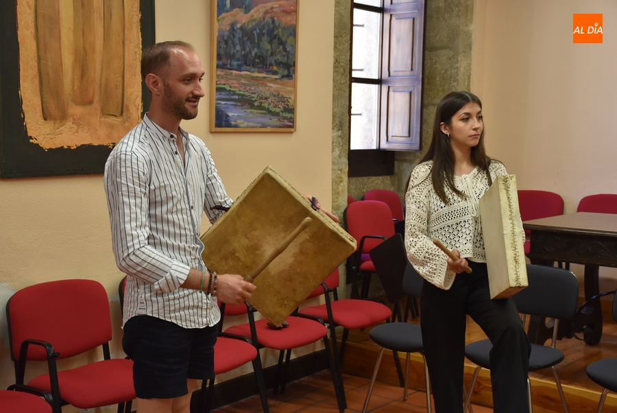 Lucía Ramos y Raúl Benito enseñan a tocar el pandero cuadrado en el taller de las Jornadas rayanas