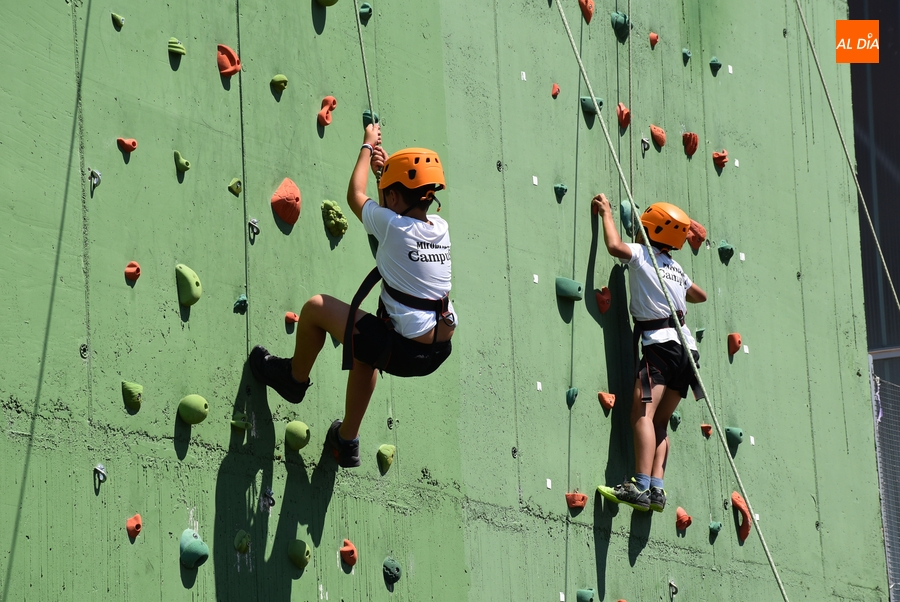 Los participantes en el Miróbriga Campus prueban por primera vez la escalada