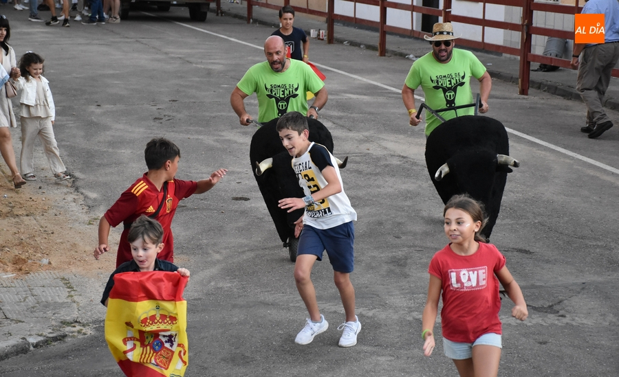 Los niños también tienen su oportunidad de correr delante de los astados en el Barrio Nuevo