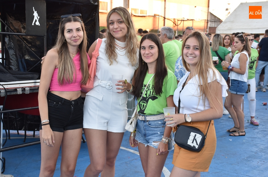 La Charanga La Clave anima el ambiente como enlace hacia la velada festiva sabatina