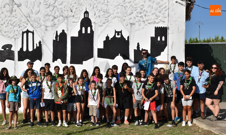 Medio centenar de miembros del Grupo Scout Kennedy se van de campamento a Serradilla del Llano