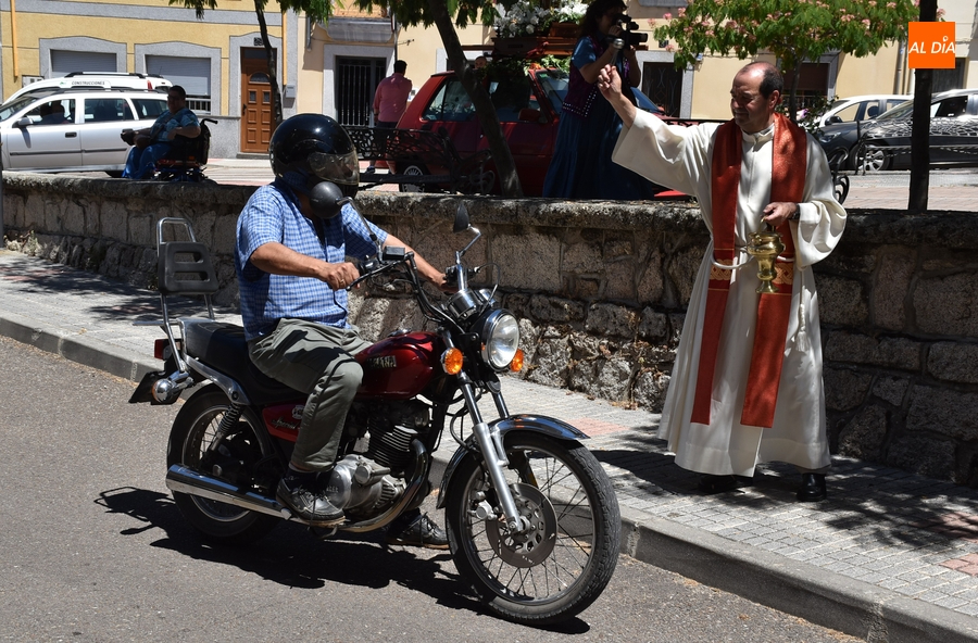 37 coches, una moto y una silla de ruedas reciben la bendición de San Cristóbal