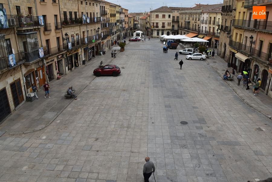 La Plaza Mayor vive su primer día laborable sin coches del verano