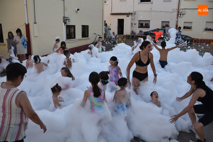 Los más pequeños se encargan de abrir las fiestas de la Avenida de España