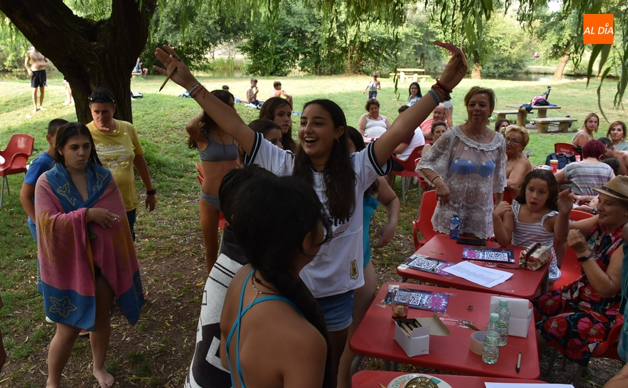 El bingo musical revoluciona la tarde del viernes en El Picón