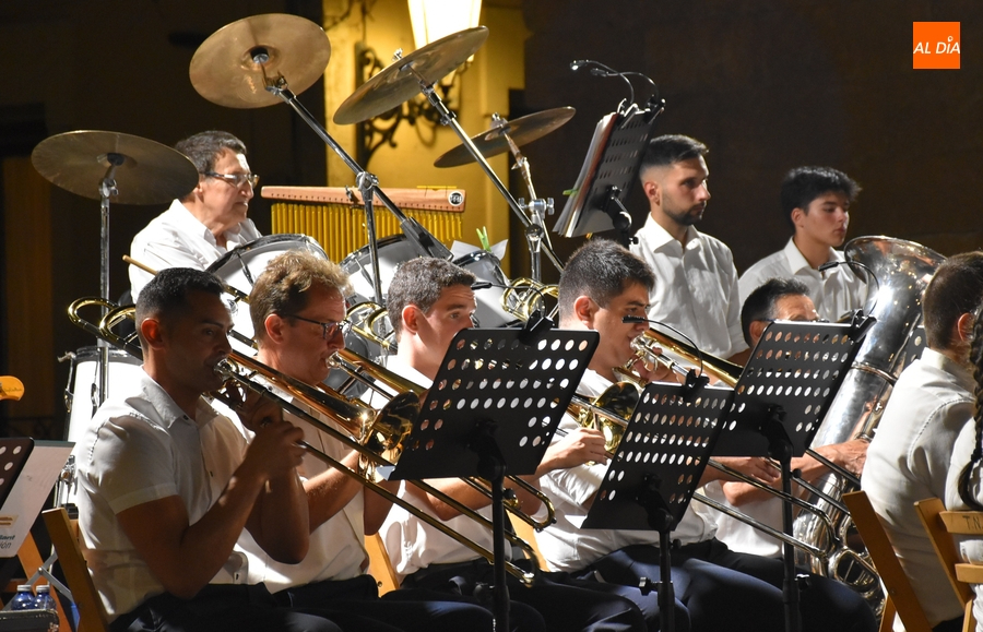 Mirobrigenses y forasteros disfrutan al aire libre de los sones de la Banda de Música