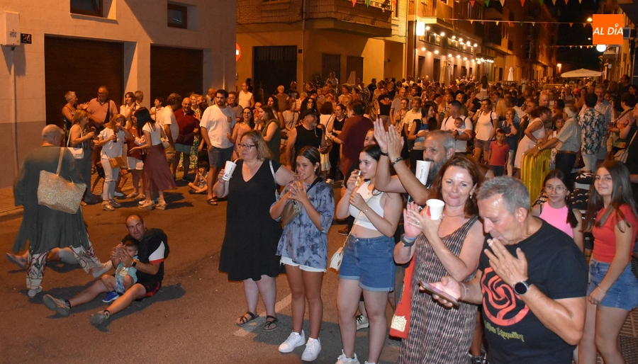 Juegos para niños y la música de Back to the Covers abren las fiestas de Santa Ana