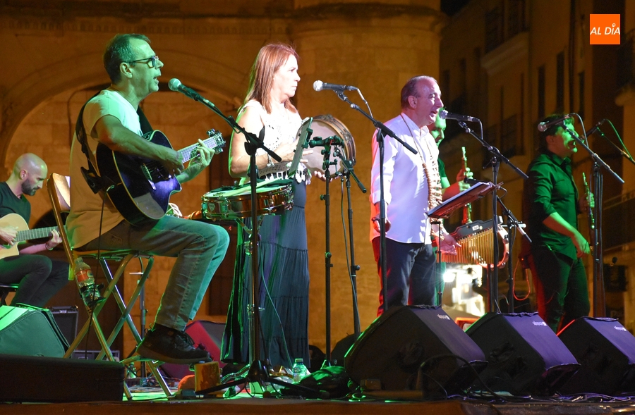 El grupo vallisoletano Abrojo Folk anima la noche de viernes en la Plaza Mayor