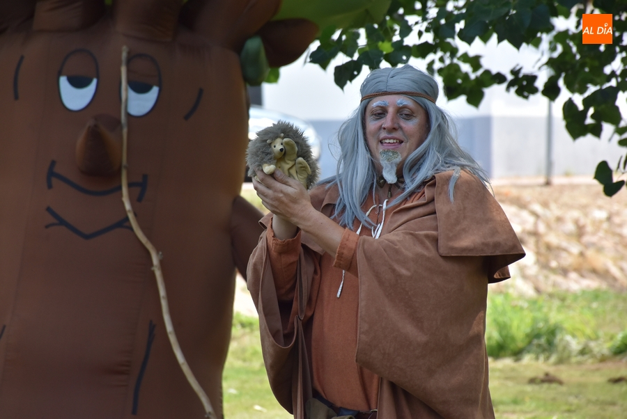 Una treintena de personas asiste a la sesión de ‘Cuentos por el Planeta’